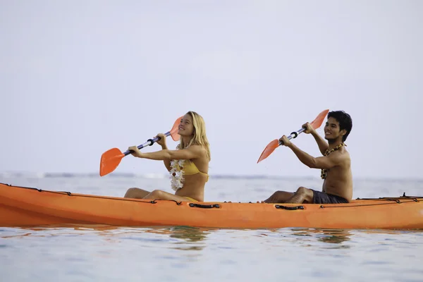 Un paio di pagaiare il loro kayak — Foto Stock