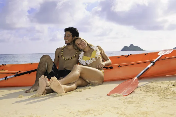 年轻夫妇与他们的独木舟在夏威夷 — 图库照片