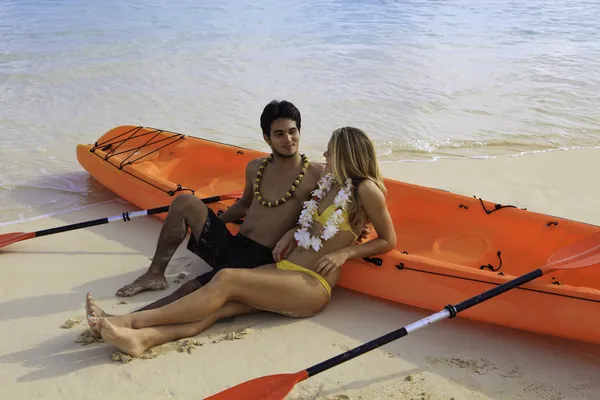 Jeune couple avec leur kayak à Hawaï — Photo
