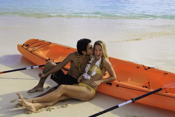 Young couple with their kayak in hawaii — Stock Photo, Image