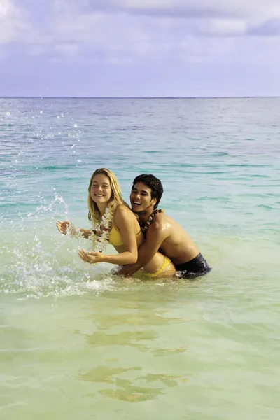 Couple in the ocean — Stock Photo, Image