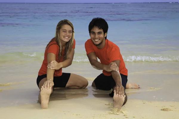 Couple s'exerçant sur la plage — Photo