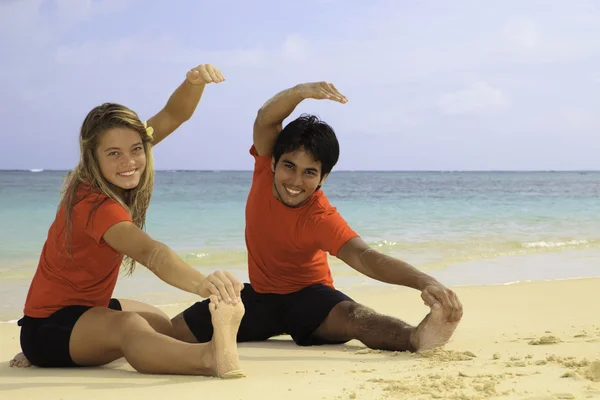 Casal exercício na praia — Fotografia de Stock