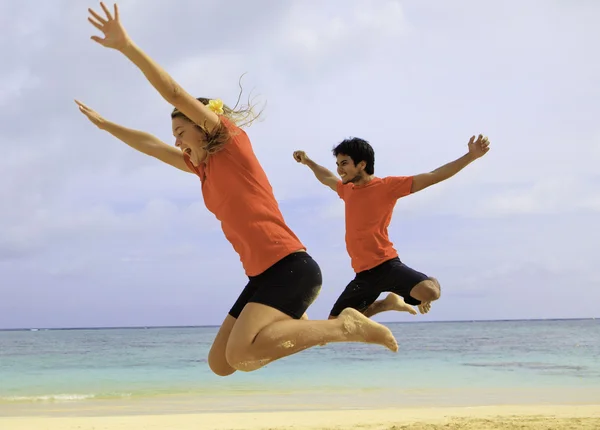 Paar springt in die Luft — Stockfoto