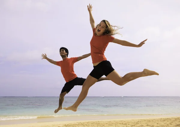 Paar springt in die Luft — Stockfoto