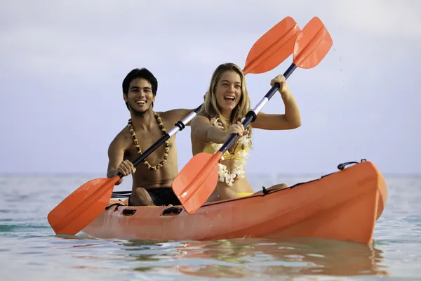Couple pagayant leur kayak — Photo