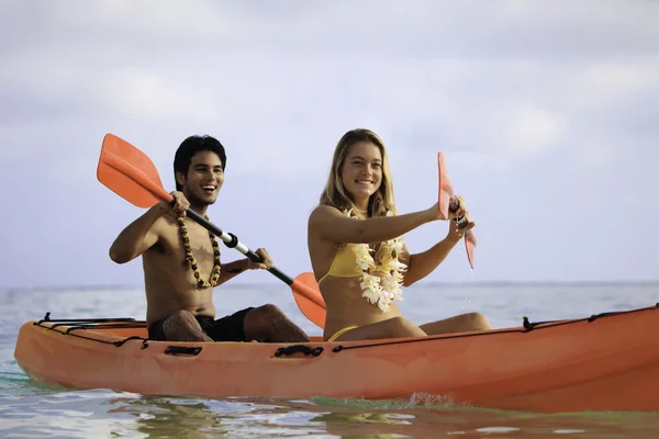 Couple paddling their kayak — Stock Photo, Image