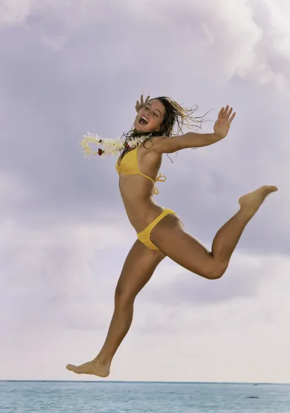Mooi meisje in een bikini springen — Stockfoto