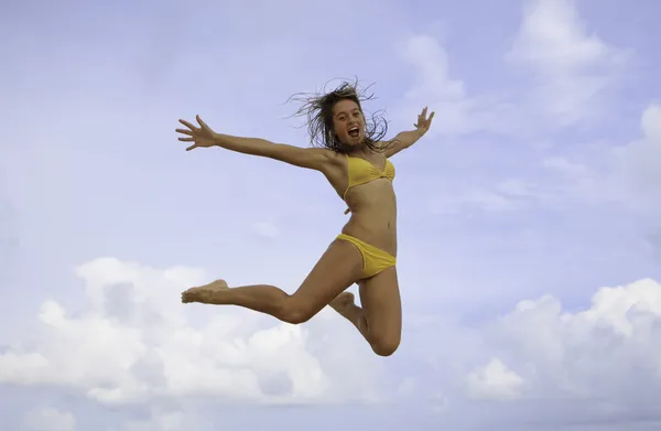 Mooi meisje in een bikini springen — Stockfoto
