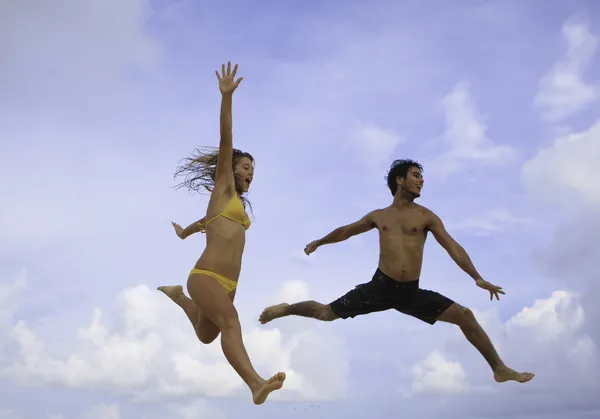 Couple jumping in the air — Stock Photo, Image