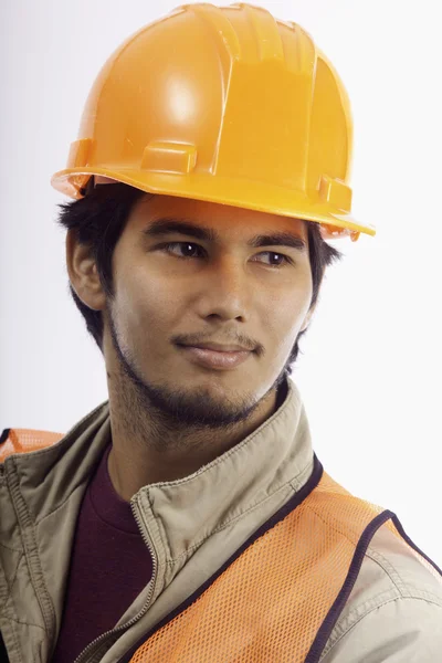 Portrait d'un travailleur du casque de sécurité — Photo