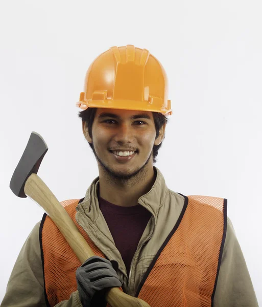 Trabalhador de chapéu duro com um machado — Fotografia de Stock
