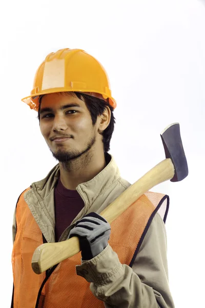 Trabalhador de chapéu duro com um machado — Fotografia de Stock