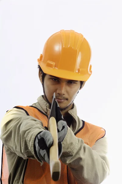 Travailleur de casque dur avec une hache — Photo