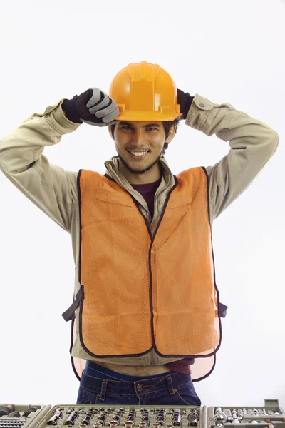 Robotnik twardy kapelusz z jego narzędzi — Zdjęcie stockowe