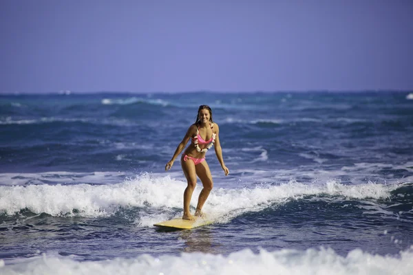 サーフィン ピンクのビキニの女の子 — ストック写真