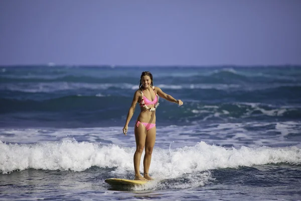 Flicka i rosa bikini surfing — Stockfoto