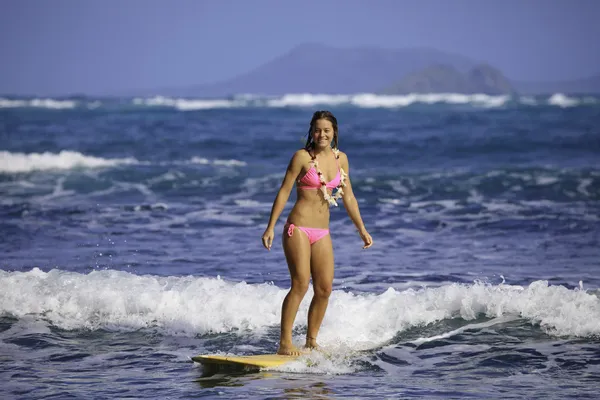 Ragazza in bikini rosa surf — Foto Stock