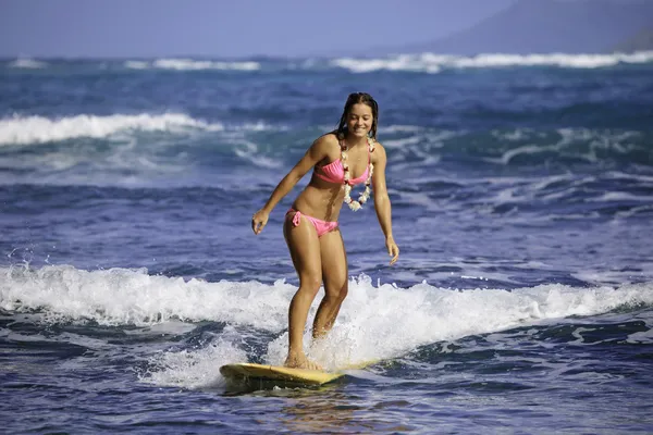 Mädchen im rosa Bikini beim Surfen — Stockfoto