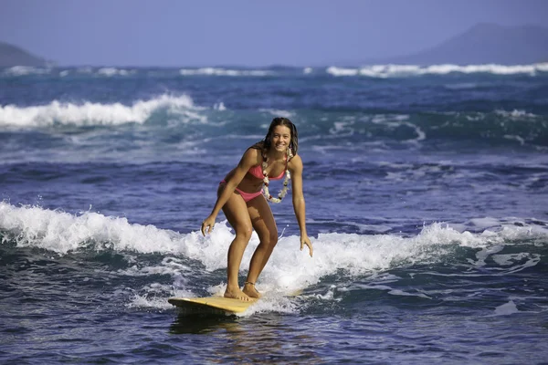 Fille en bikini rose surf — Photo