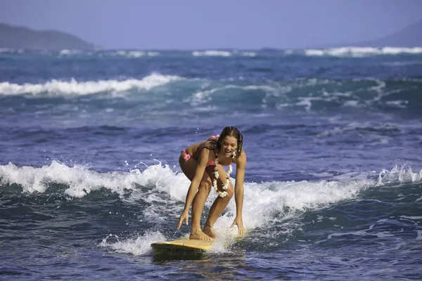 Chica en bikini rosa surfing —  Fotos de Stock