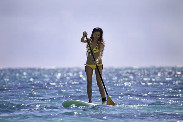 Unga japanska kvinnan hennes paddla ombord — Stockfoto