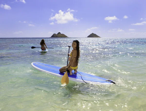 Donne giapponesi con i loro paddle board — Foto Stock