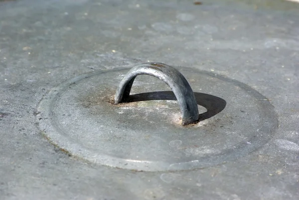 Coperchio in ferro di serbatoio con manico — Foto Stock