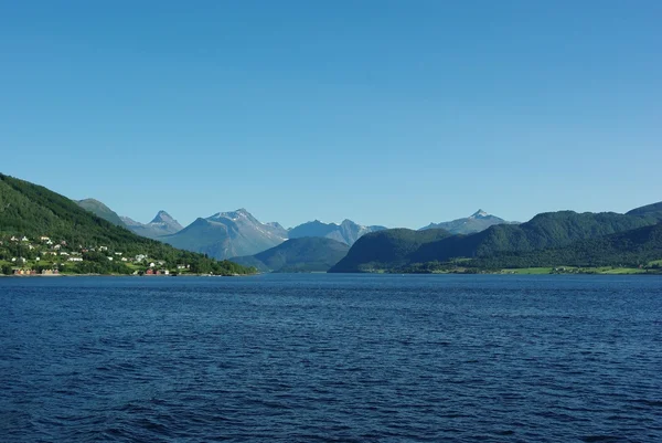 Picchi montuosi sulla costa atlantica settentrionale, Norvegia — Foto Stock