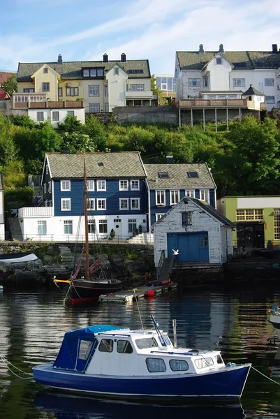 Båt och yacht förtöjda framför huset vid havet — Stockfoto