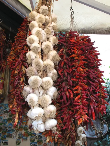 Σκόρδο Και Τις Πιπεριές Που Κρέμονται Συμβολοσειρές Στην Αγορά — Φωτογραφία Αρχείου