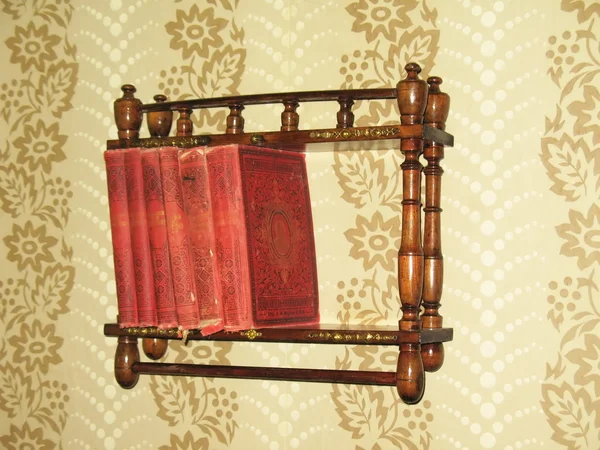 Boeken op houten boekenplank — Stockfoto