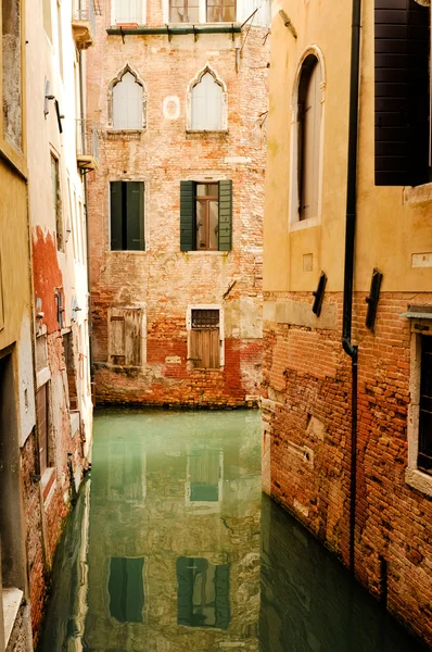 Dom odbicie w Wenecji kanał — Zdjęcie stockowe