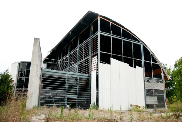 Opuszczony budynek nowoczesny — Zdjęcie stockowe