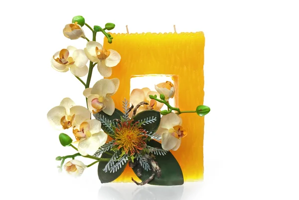 Große gelbe Kerze mit dem Blumenschmuck — Stockfoto