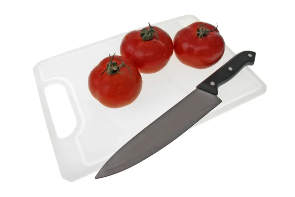 Schneidebrett mit Messer und Tomate — Stockfoto