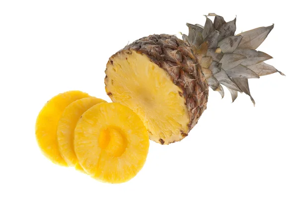 Plastry i pół ananasa — Zdjęcie stockowe
