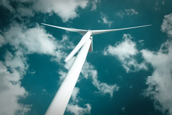 Molen Macht Windgenerator Tegen Blauwe Bewolkte Hemel — Stockfoto