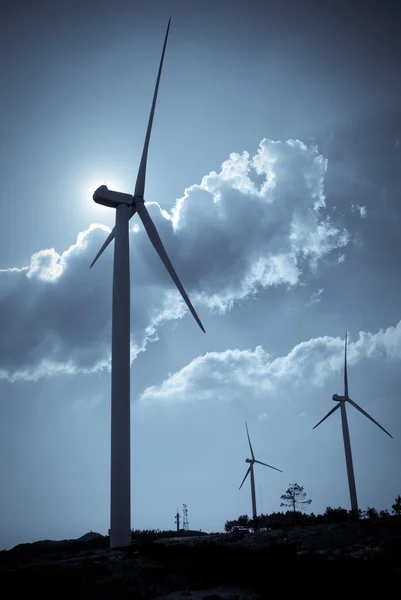 Windturbine Het Terug Licht Van Zon Met Blauwe Lucht Wolken — Stockfoto