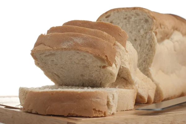白い背景に隔離されたパンのスライスは — ストック写真