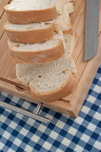 Kromki chleba na desce — Zdjęcie stockowe
