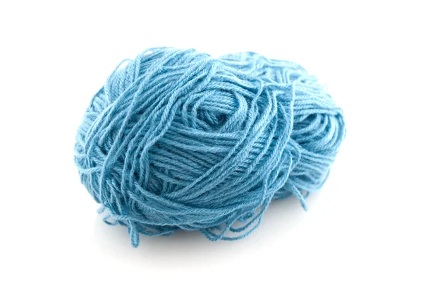 针织羊毛或纱被隔绝在白色背景上的蓝色的球 — 图库照片
