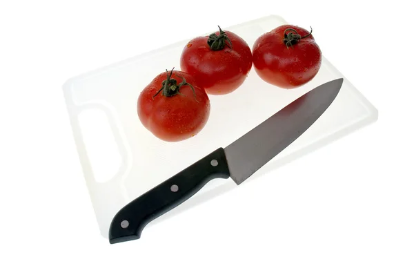 Обробна дошка з ножем і помідором — стокове фото