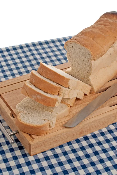 Fatias de pão em cima de tábua de madeira — Fotografia de Stock
