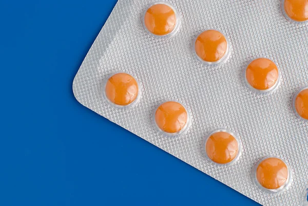 Gros plan sur un paquet de pilules orange — Photo