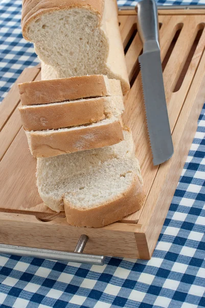 Кусочки хлеба на деревянной доске — стоковое фото