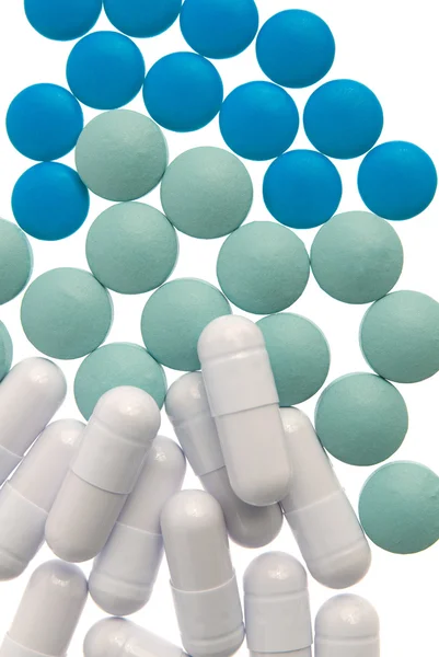 Bílé kapsle, zelené a modré pilulky — Stock fotografie