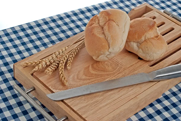 Kromki chleba na desce — Zdjęcie stockowe