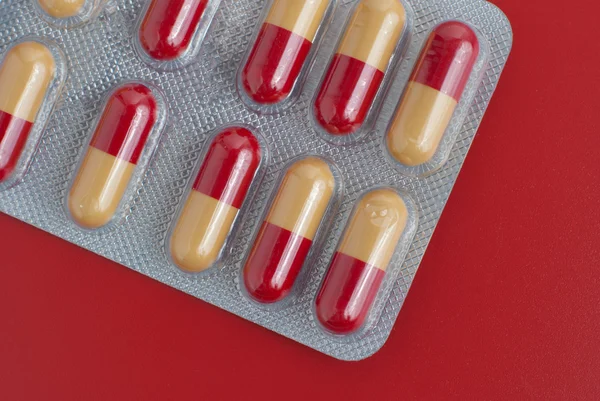 Røde og gule piller – stockfoto