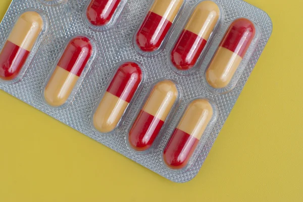 红色和黄色的药片 — 图库照片